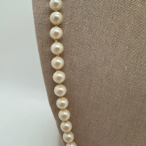 Vintage gold tone flower clasp faux crème colored pearl necklace - Picture 5 of 6